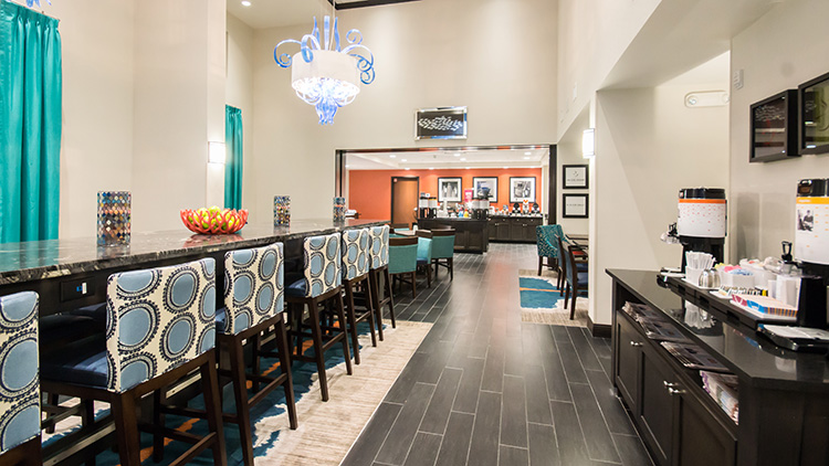 Hampton Inn and Suite Orlando Lounge