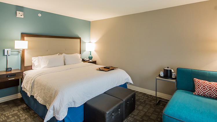 Hampton Inn and Suite Orlando King Bed