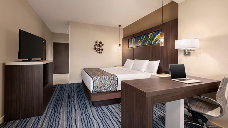 LaQuinta Inn & Suites by Wyndham Orlando IDrive Theme Parks Room